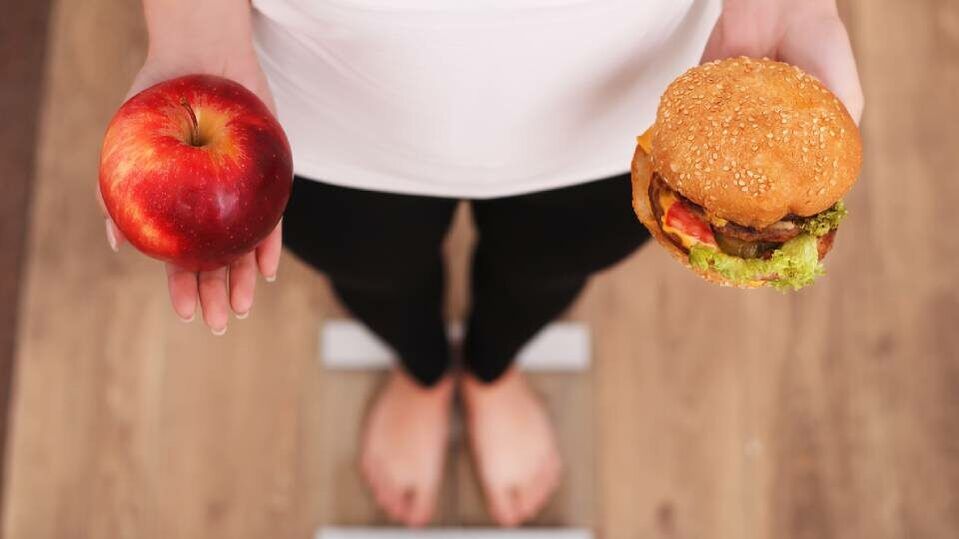 Una forma de perder peso rápidamente es cambiar su dieta. 