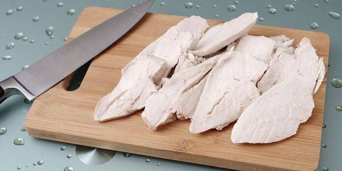El filete de pollo cocido se puede incluir en la dieta de la sandía. 